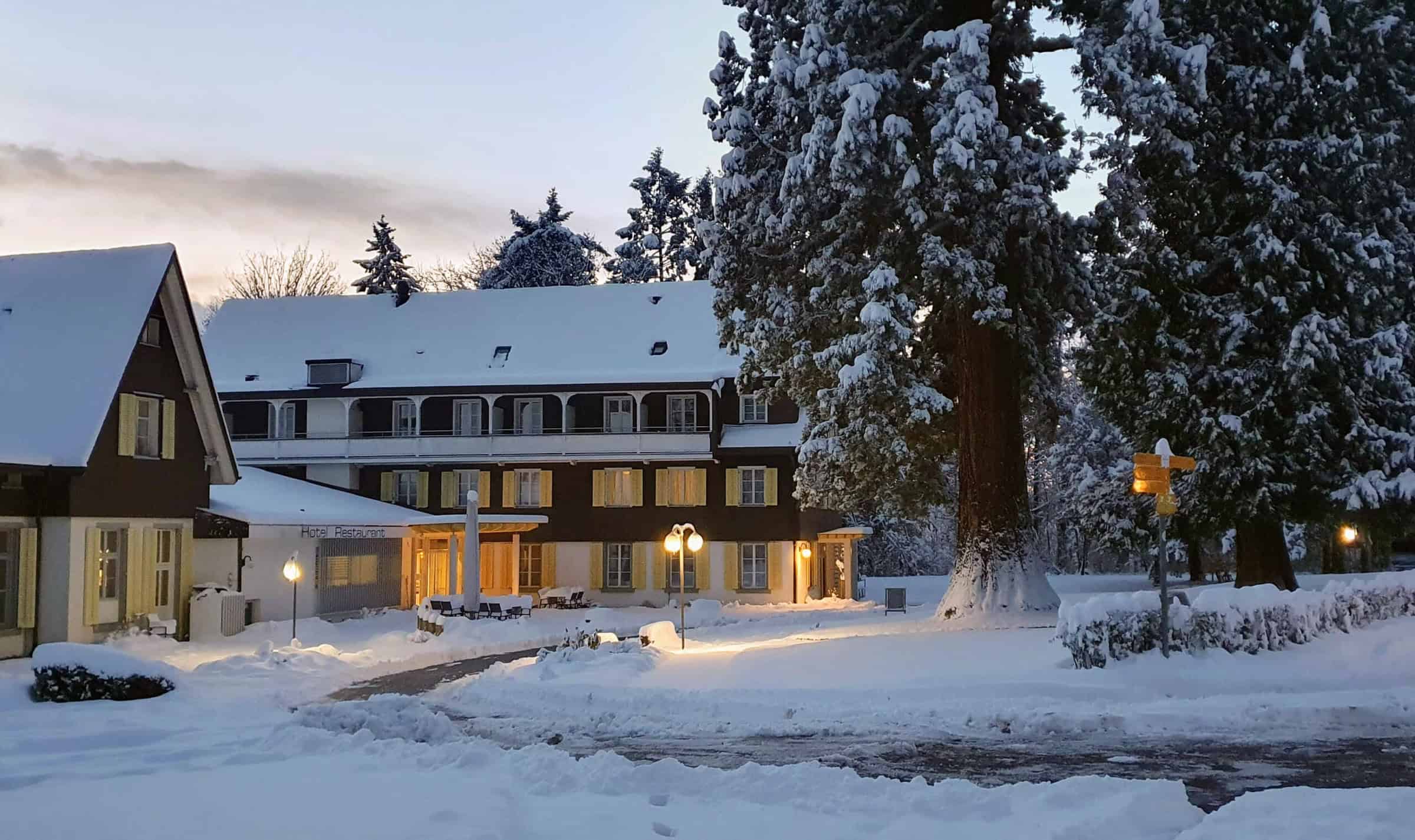 Aussenaufnahme Hotel Bienenberg im Winter.