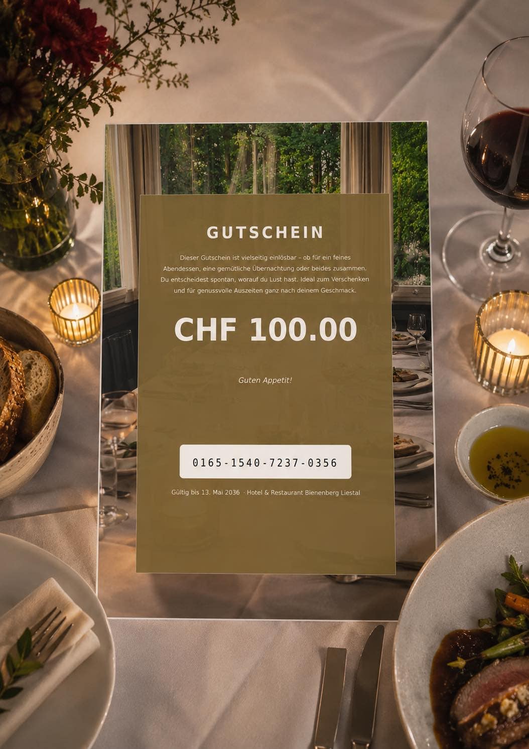 Ein 100 CHF Gutschein für ein spezielles Abendessen liegt auf einem mit Kerzen beleuchteten Tisch, der mit Tellern, Brot, Besteck, Wein und Blumen geschmückt ist. Der Gutschein zeigt einen Code und Details, im Hintergrund eine malerische Fensteransicht.